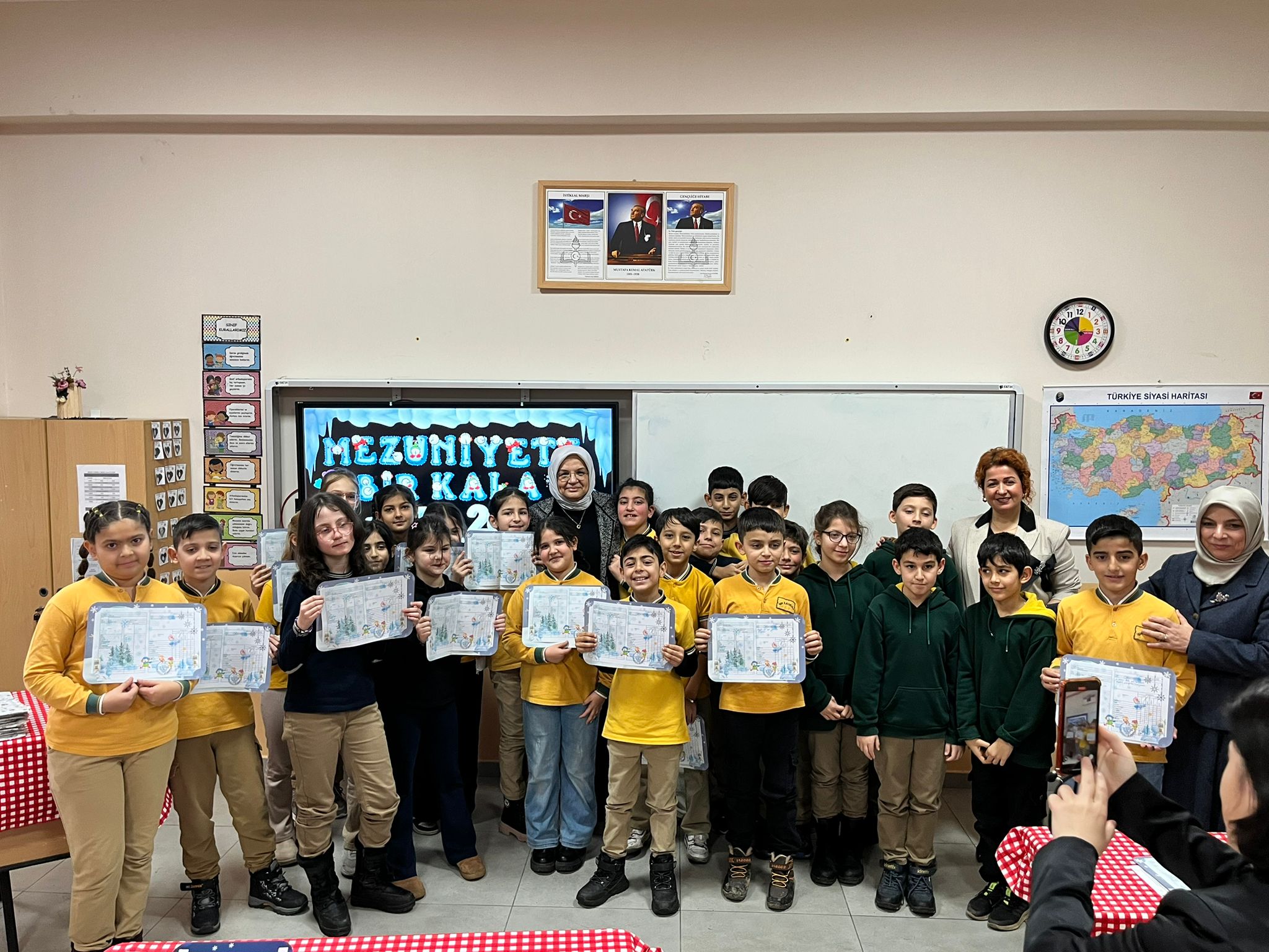 ÖĞRENCİLERİN KARNE HEYECANINA ORTAK OLDUK