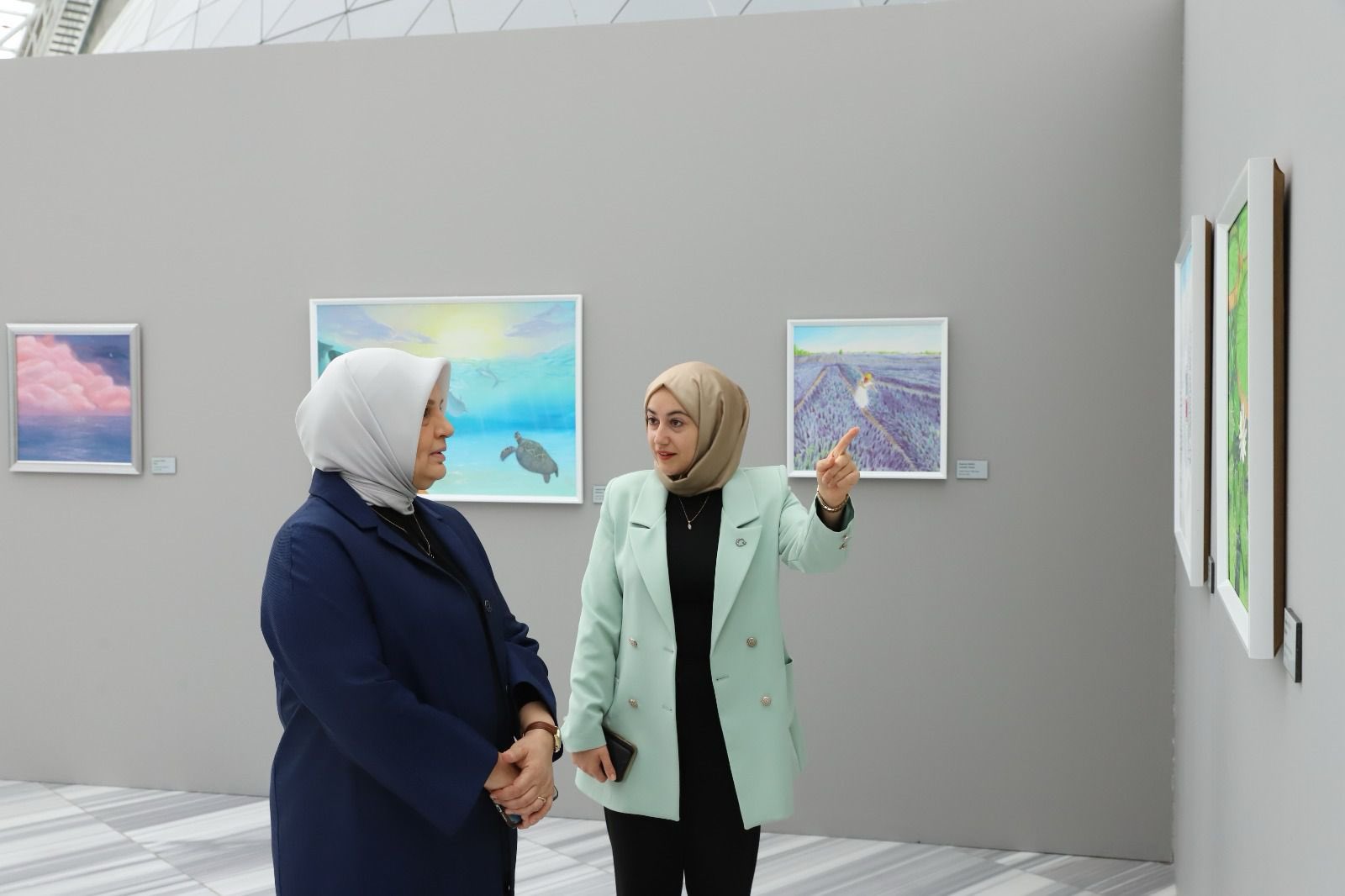 AYŞENUR BAĞLI'NIN RESİM SERGİSİNİ ZİYARET ETTİK