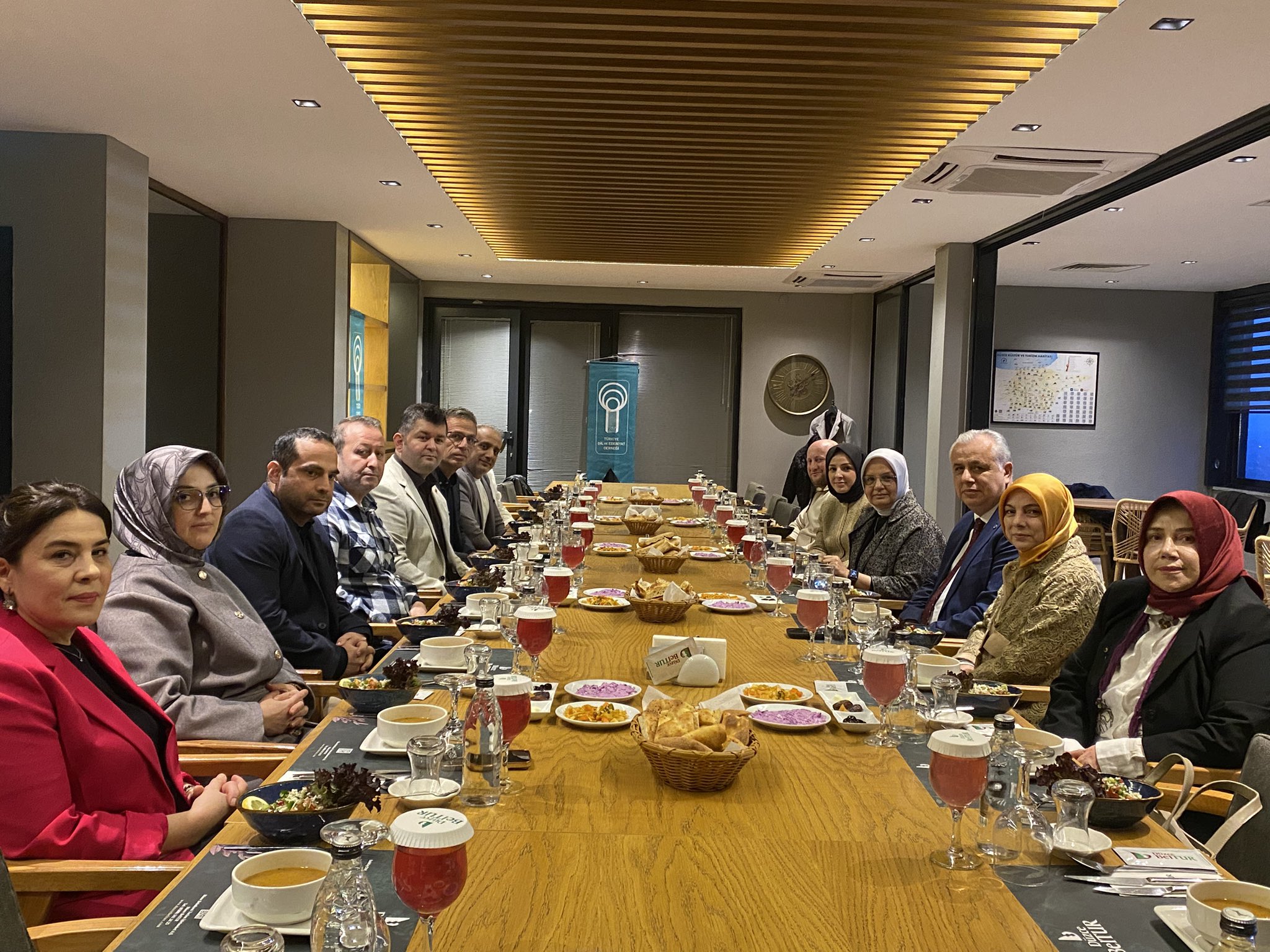 EDEBİYATÇILARIN İFTAR SOFRASINDAYIZ