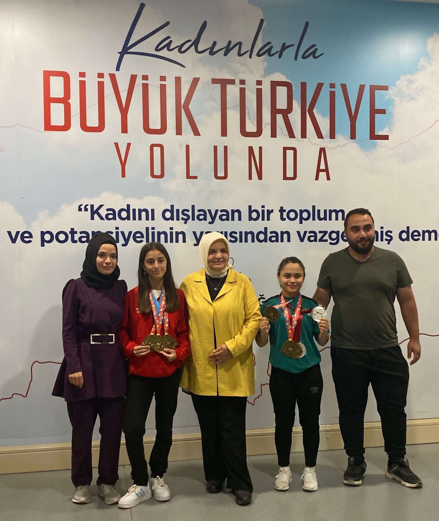 ŞAMPİYON KIZLARIMIZI MİSAFİR ETTİK