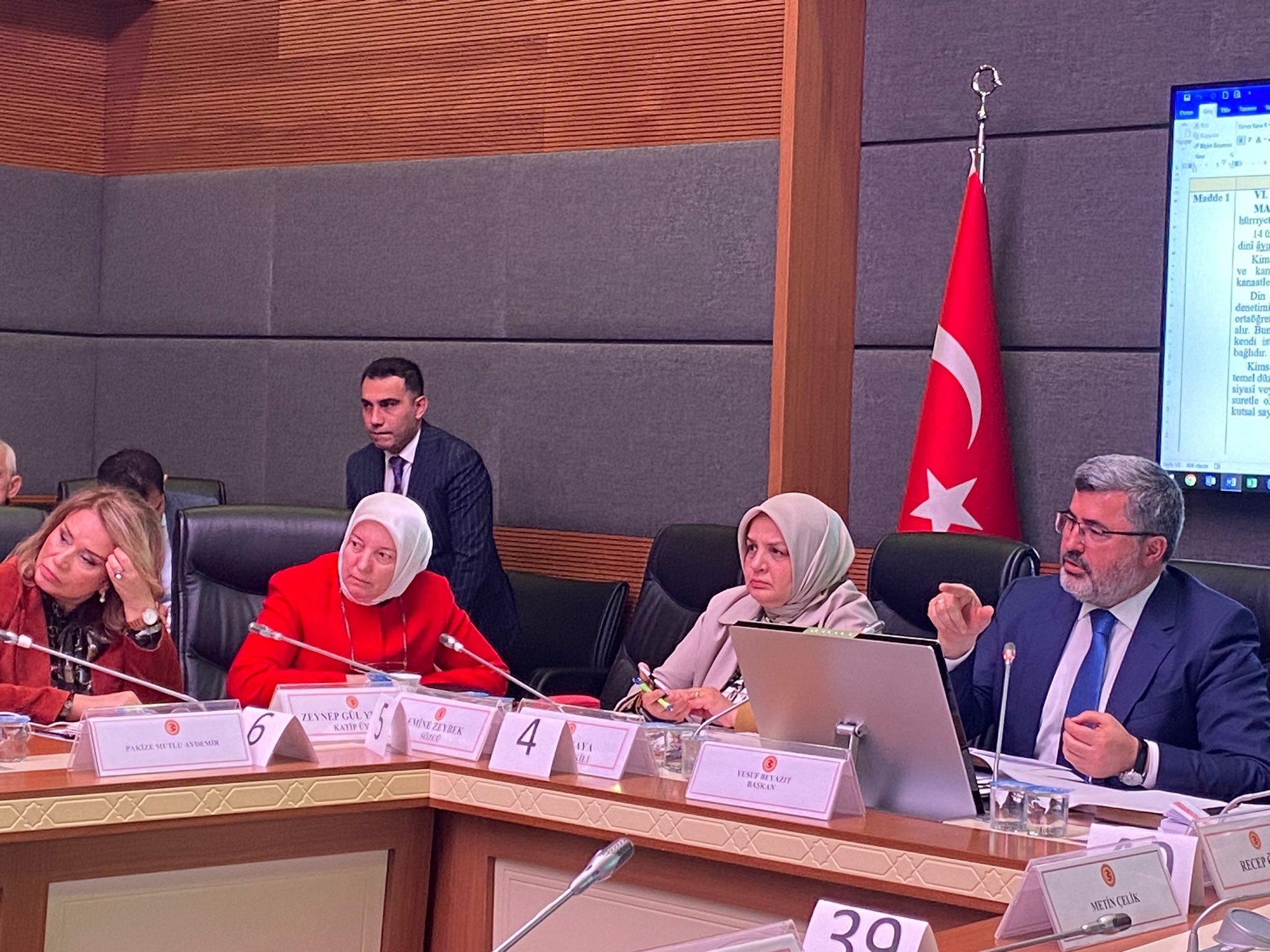 ANYASA KOMİSYONU'NUN GÜNDEMİ: BAŞÖRTÜSÜ VE AİLE